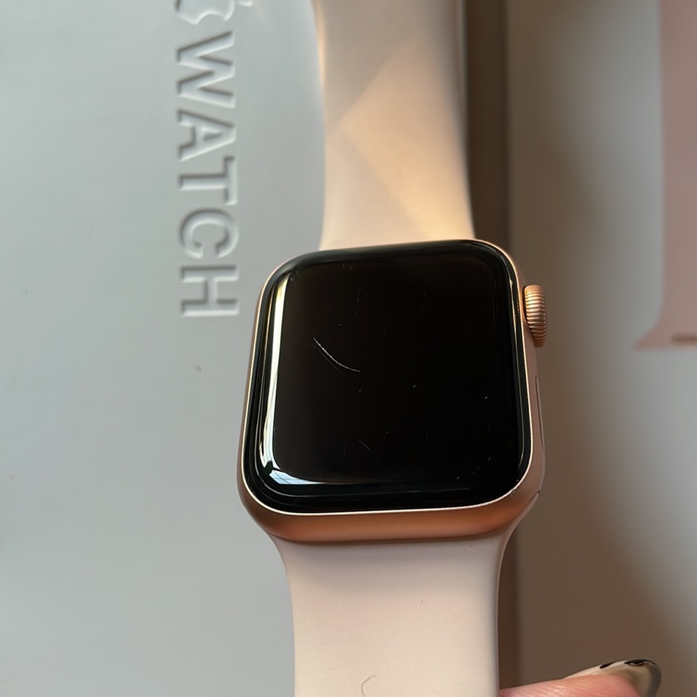 Apple Watch 5 Series 40mm Rose gold with pink/sand sports band - Picture 9 of 14